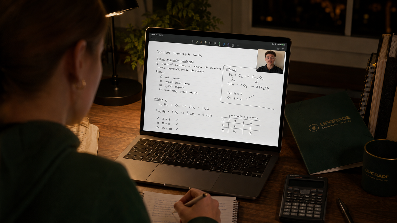 Studentka při online lekci s lektorem UPGRADE
